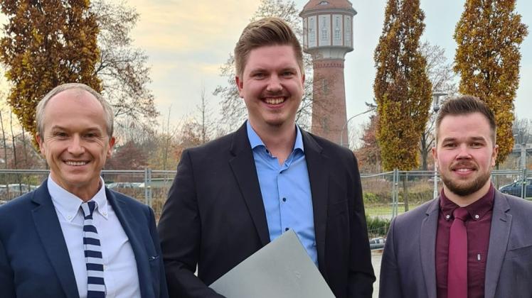 Prof. Wolfgang Arens-Fischer zeichnete Stefan Hagmann und Olaf Strasburger (von links) als beste Absolventen ihres Jahrgangs aus.