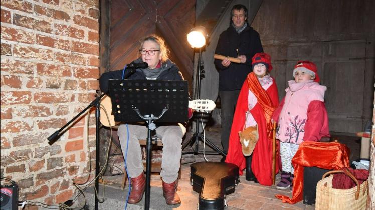 Improvisation: Pastorin Irene de Boor, Elisabeth (5) als heiliger Martin und Jasmin (4) als Schwerthalter beim Anspiel vor der Kirche in Mühlen Eichsen.