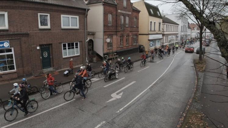 Da ging für Autofahrer in der Mühlenstraße lange Zeit nichts mehr: Der Zug der Fahrradfahrer, der sich Sonnabend durch Wedels Innenstadt bewegte, hörte lange nicht auf.