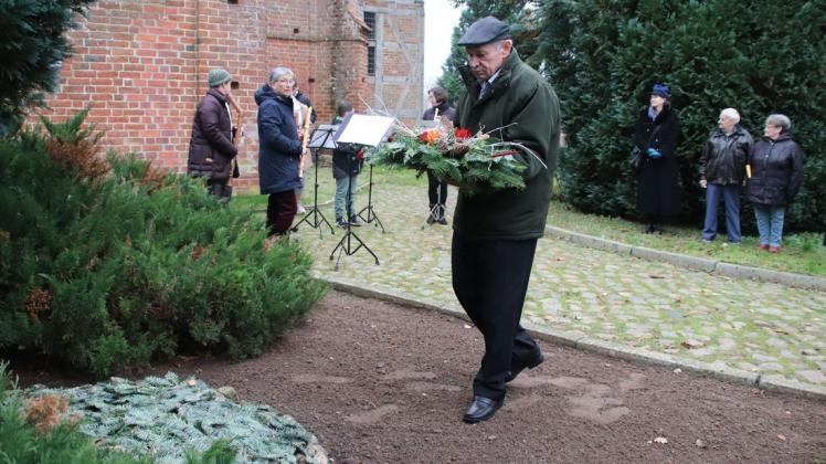 Bürgermeister Dettlef Lukat legte im Gedenken an die Opfer von Gewalt und Krieg ein Kranzgebinde an der Bibower Gedenkstätte ab.