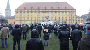 Bevor sich die Demo in Bewegung gesetzt hat, gab es eine Kundgebung im Schlossgarten von Osnabrück.