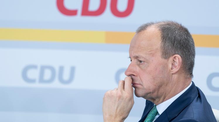 Ringt mit den Tränen, als das Wahlergebnis von 94,6 Prozent verkündet wird: CDU-Parteichef Friedrich Merz. 