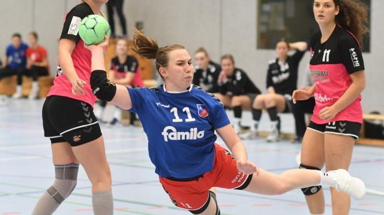 Julia Cramer (am Ball) kassierte am letzten Hinrunden-Spieltag mit dem Ahrensburger TSV gegen die HSG FONA eine Heimniederlage und verpasste damit die Meisterrunde in der Handball-Oberliga HH/SH.