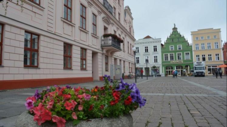 Rathaus in Güstrow: Die Stadtverwaltung empfiehlt die Anhebung der Hebesätze bei Gewerbe- und Grundsteuer.