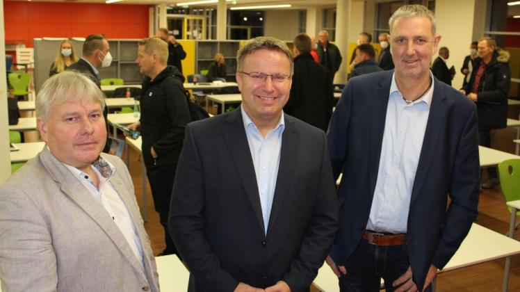 Die politische Spitze der Samtgemeinde Sögel mit dem neuen SG-Bürgermeister Frank Klaß (Mitte) sowie seinen Stellvertretern Helmut Rawe (links) und Reinhard Kurlemann.