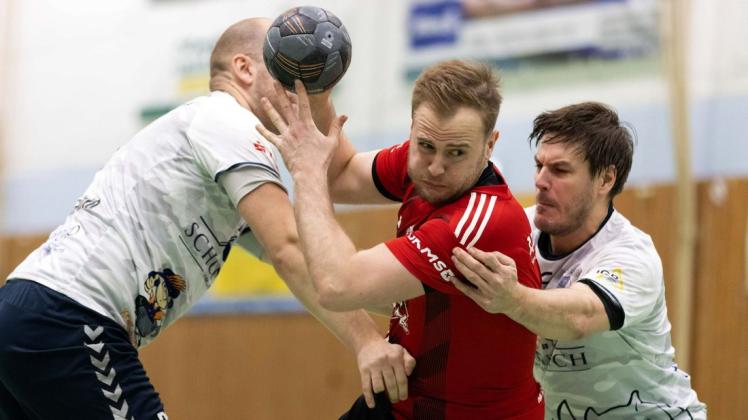 Justin Albers (Mi.) zeigte für seinen MTV Dänischenhagen im Heimspiel der Handball-landesliga Süd gegen den TuS Aumühle-Wohltorf II eine starke Leistung und erzielte fünf Tore.