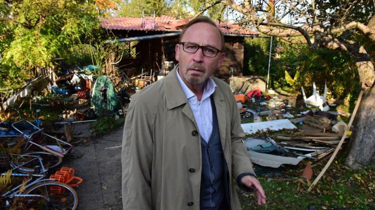 Ist nicht so dumm, wie er aus der Wäsche schaut: Kommissar Ludwig Schaller (Alexander Held) auf Spurensuche im explodierten Schrebergarten. "München Mord - Das Kamel und die Blume". ZDF, Samstag, 20.15 Uhr. Foto: ZDF und Jürgen Olczyk.