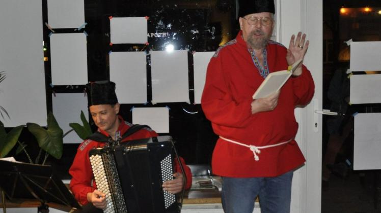 Begeisterten mit ihrem musikalisch-literarischen Programm die Gäste des ersten russischen Abends: Alexander Girsch (links) und Jürgen Schmidt.