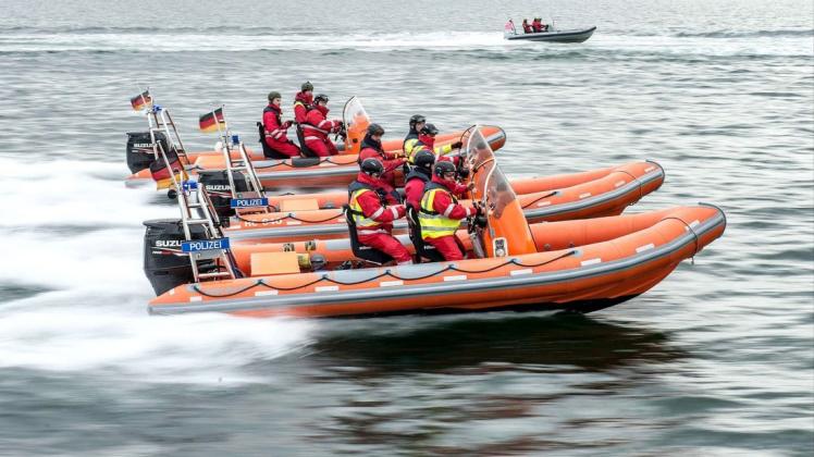 Mit den handlichen Streifenbooten, die Schlauchbooten ähneln und auf Trailer verladen werden können, sind die Beamten der Wasserschutzpolizei schnell vor Ort.