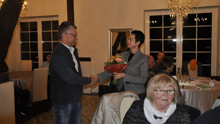 Bürgermeisterin Annett Jura gratuliert Ortsvorsteher Diethardt Schulz zu dessen Wiederwahl.