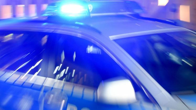 Illustration: Ein Streifenwagen der Wismarer Polizei wurde wegen eines nicht alltäglichen Radladerunfalls nach Neukloster gerufen.