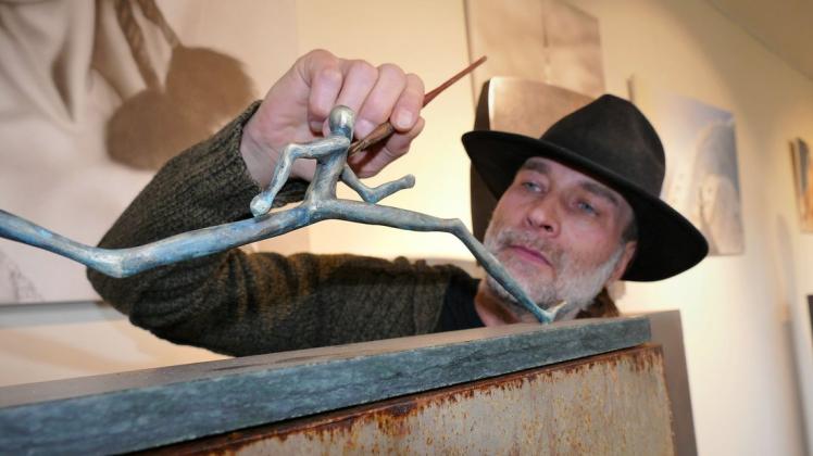 Bildhauer und Kunstschmied Thomas Lehnigk aus Kummer hat die Bronze für sich als Material entdeckt.