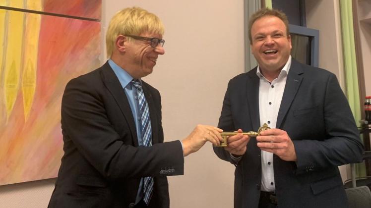 Aus den Händen seines Amtsvorgängers Sebastian Hüdepohl (links) erhielt Christian Scholüke den symbolischen Rathausschlüssel der Alfsee-Gemeinde.