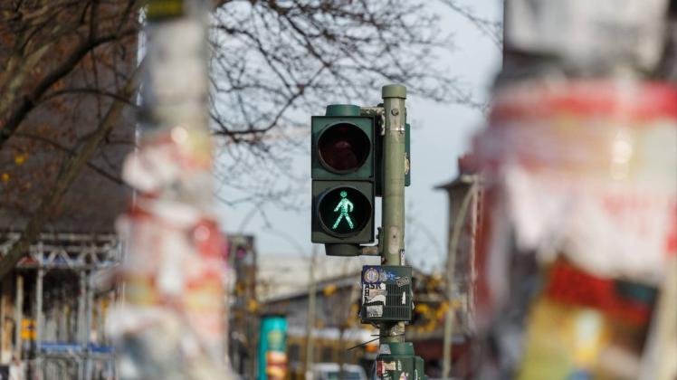 Die Stadt Karlsruhe testet in einem Modellprojekt dauernd grüne Ampeln für Fußgänger.