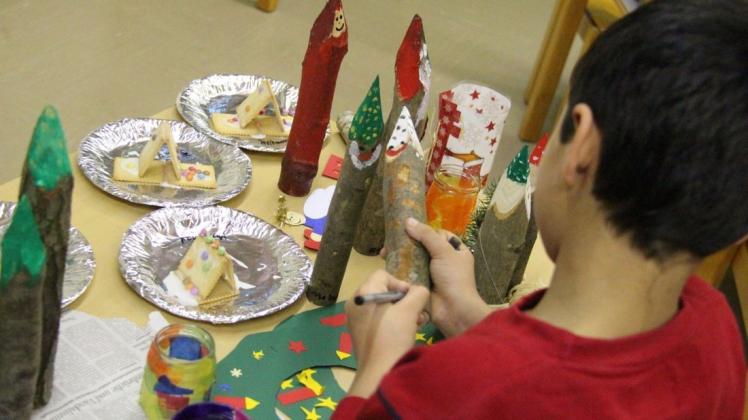 Die Jugendkunstschule im Kornhaus in Bad Doberan startet die Weihnachtsmanufaktur 2021. Kinder und Jugendlichen können weihnachtliche Geschenke gestalten.