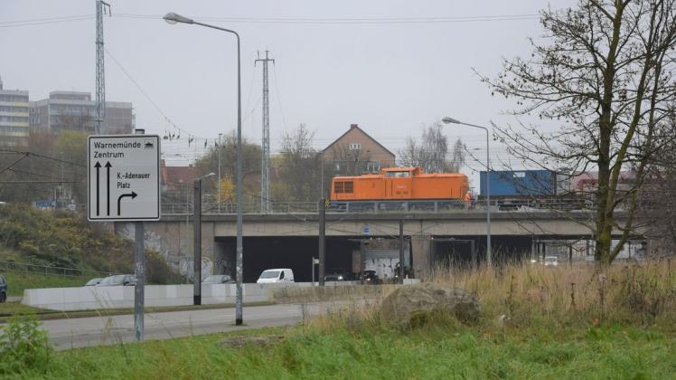 Schweres Gerät brachten die Bauarbeiter am Dienstag auf die Eisenbahnbrücke am Goetheplatz in Rostock.