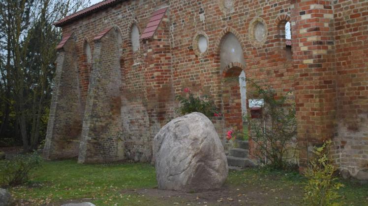 Noch ohne Inschrift, aber der Gedenkstein zur 800-Jahr-Feier von Kloster Tempzin ist aufgestellt.