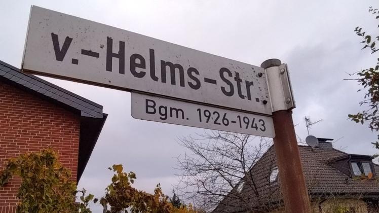 Auf dem Straßenschild der Von-Helms-Straße findet sich bis auf die Jahreszahlen seiner Amtszeit kein Hinweis auf den Tornescher Bürgermeister zur NS-Zeit. Eine Einordnung soll durch die neue Info-Tafel erfolgen.