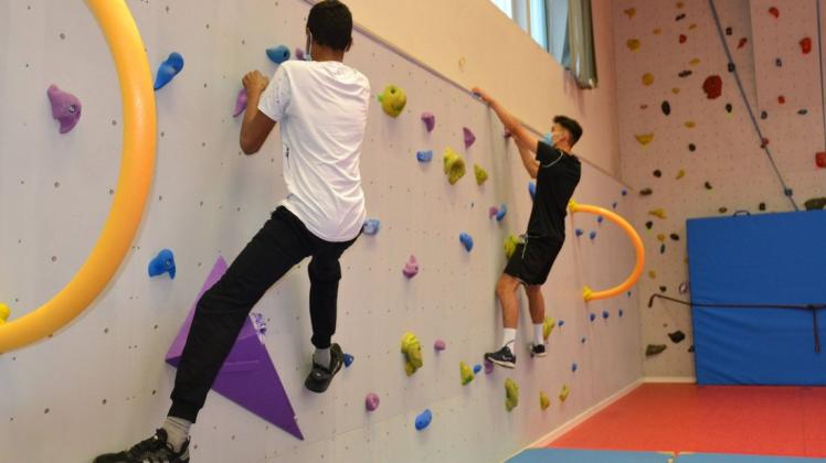 Die Schüler Fuad Al-Akram (14, links) und Allmire Kurtaj (14) probierten die neue Boulderwand in der Schule Altstadt direkt aus.