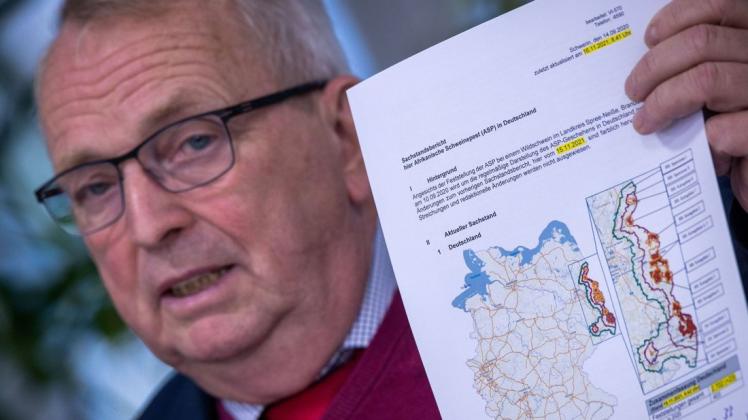 MVs Agrarminister Till Backhaus zeigt zum ersten Fall von Afrikanischer Schweinepest in Mecklenburg-Vorpommern eine Deutschlandkarte mit betroffenen Regionen.