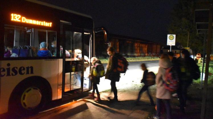 Gerade im Winter ist es an den Haltestellen in Bandelstorf, wo die Kinder aus dem Ort auf den Schulbus warten, stockdunkel.