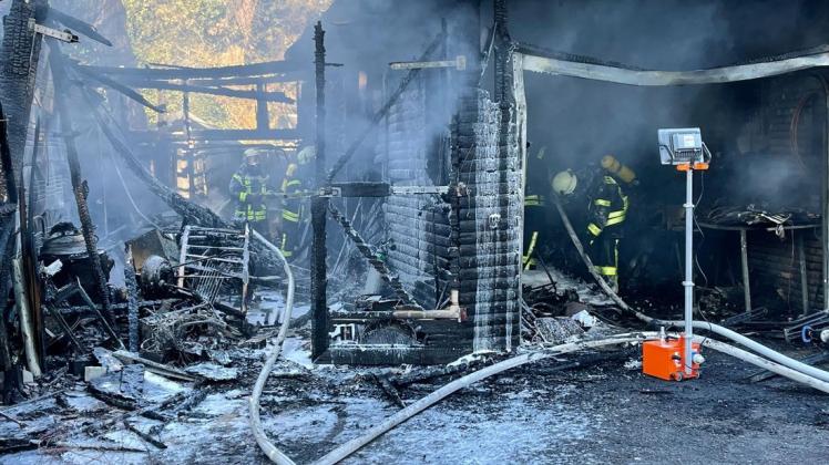 Gut 100.000 Euro Sachschaden entstand bei dem Brand, bei dem im Oktober auf dem Campingplatz in Fürstenau ein Holzschuppen und eine Garage zerstört wurden. (Archivbild)