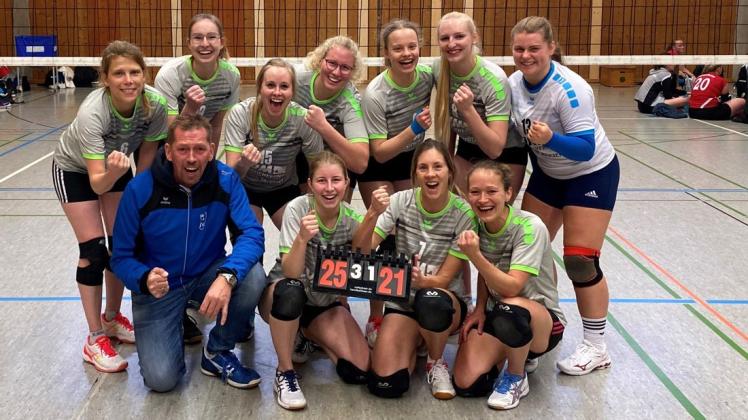 So soll es in dieser Saison weitergehen: Die Volleyballerinnen der VSG Melle/Osnabrück jubeln mit Trainer Holger Zimmermann nach ihrem Auftakterfolg.