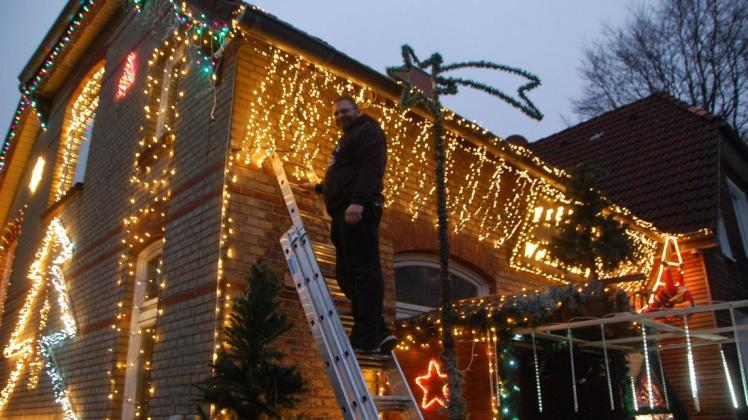 Für die Schleswiger Nachrichten hat Weihnachtsfan Jan Sturcz seine Beleuchtung eingeschaltet. Bis zum ersten Advent wird er noch mit den Aufbauarbeiten der 15.000 Lichter beschäftigt sein.