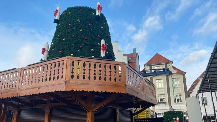 Am Donnerstag wurde der XXL-Weihnachtsbaum auf dem Lingener Marktplatz aufgebaut.