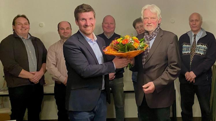 Der Ortsrat mit den scheidenden und den neuen Mitgliedern. Von links: Asmir Talic, Thorsten Bexter, Thomas Uhlen (neuer Ortsbürgermeister), Hans-Georg Klecker, Elke Eilers, Manfred Leinker und Siegfried Lippert. Der Ortsrat mit den scheidenden und den neuen Mitgliedern. Von links: Asmir Talic, Thorsten Bexter, Thomas Uhlen (neuer Ortsbürgermeister), Hans-Georg Klecker, Elke Eilers, Manfred Leinker und Siegfried Lippert.