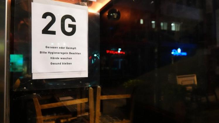 Ein Hinweisschild an einem Restaurant weist auf die 2G-Regel hin (Symbolbild).