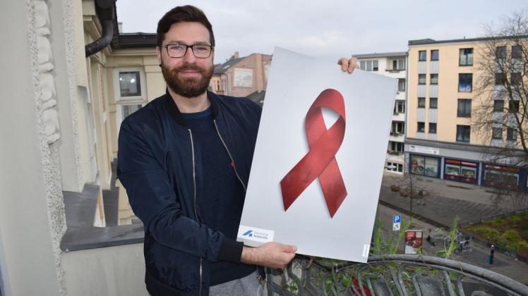 Rostock zeigt Schleife, gibt Robert Holz zum Welt-Aids-Tag am 1. Dezember die Parole aus und fordert Solidarität für Menschen mit HIV und Aids.