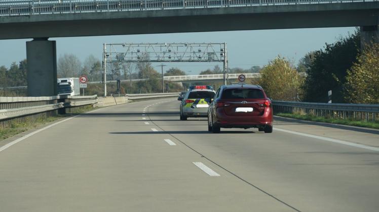 Und wieder einen erwischt. Zur Arbeit der Zollbeamten an der deutsch-niederländischen Grenze gehört es vor allem, Fahrzeugkontrollen durchzuführen. Wir haben sie dabei einen Tag begleitet.
