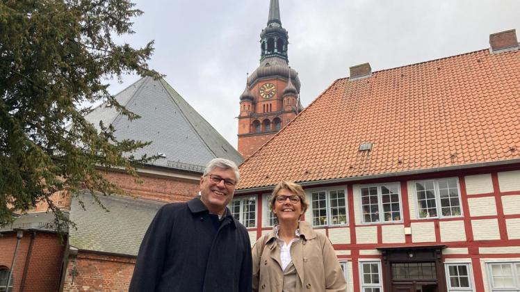 Den Freundeskreis St. Laurentii & Kloster Itzehoe gibt es seit 2012: Vorsitzende Benita von Sass-Hasselblatt und ihr Stellvertreter Heiko Schmitt würden sich über weitere Unterstützer freuen.