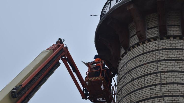In luftiger Höhe erfolgten die Bauwerksprüfungen am Warnemünder Leuchtturm. Die Prüfer vermessen dabei unter anderem die Risse. Ob diese größer geworden sind, wird sich nach der Auswertung zeigen.
