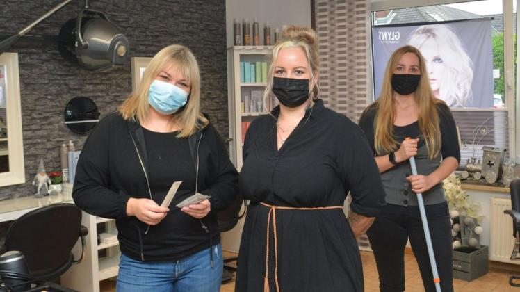 Im Brina's Frisörstuuv gilt längst wieder Maskenpflicht: Bonnie Lübker (v.l.), Sabrina Feddersen, Nicole Bache und ihre Kolleginnen schützen sich und ihre Kundschaft vor dem Coronavirus.
