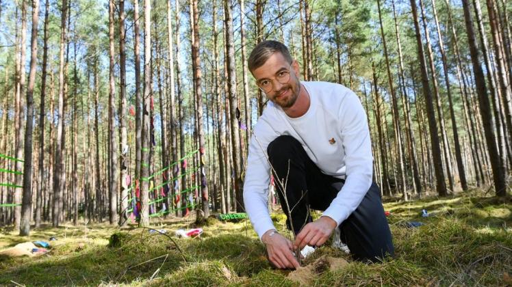 Der Entertainer und Unternehmer Joko Winterscheidt pflanzt Baum-Setzlinge in einem Wald bei Mirow. 