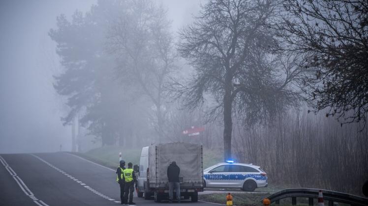 Polizisten kontrollieren einen Transporter nahe dem Grenzübergang Kuznica an der Grenze zwischen Polen und Belarus.