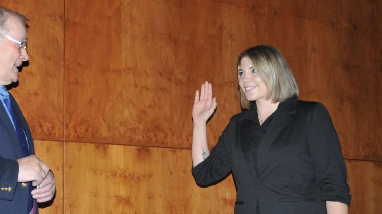 Ihren Amtseid legte Bürgermeisterin Vanessa Gattung ab. Links im Bild Altersvorsitzender Ulli Nehe.