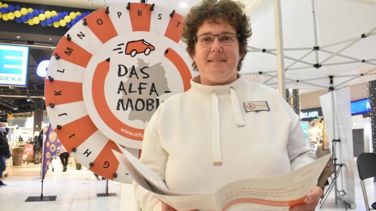 Petra Rath aus Rostock hat erst mit über 50 richtig Lesen und Schreiben gelernt und macht nun anderen Betroffenen als Lernbotschafterin Mut.