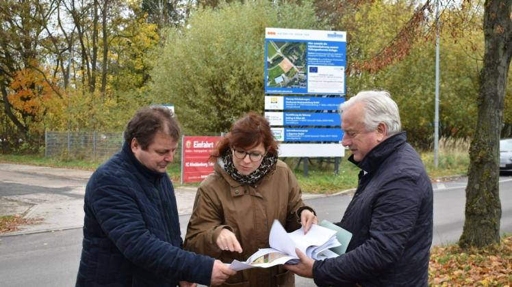 An der Ratzeburger Straße soll der Geothermie-Park entstehen. Rene Rüdiger, Julia Panke und Dr. Josef Wolf von den Stadtwerken (v.l.) schauen sich vor Ort die Planungsunterlagen an.