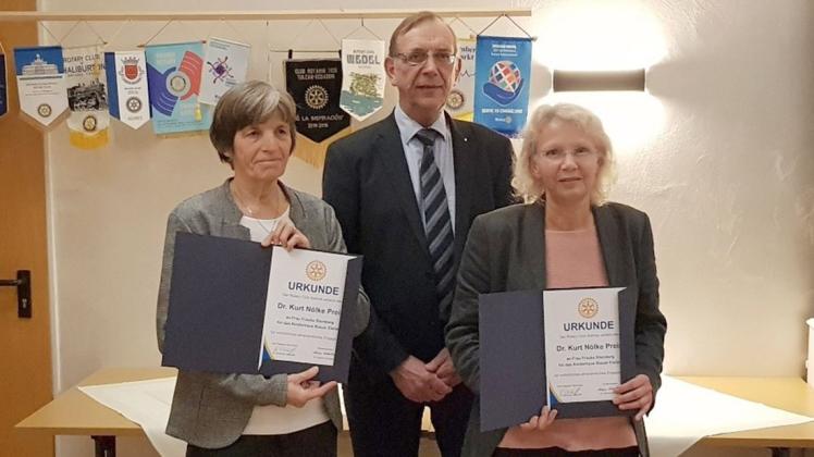 Rotary-Präsident Reinhold Wenzlaff überreicht den Kurt-Nölke-Preis an Frauke Steinberg (l.) und Susanne Heinecker.