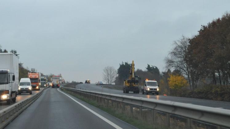 Während die beiden Spuren der E233 von den Niederlanden in Richtung Meppen eine neue Asphaltdecke erhalten, teilen sich die Autos die gegenüberliegenden beiden Spuren.
