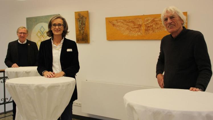 Kurt Riecke (von links) und Babett Schwede-Oldehus vom Förderverein freuen sich sehr über die Ausstellung von Volker Altenhof in den Räumen der Familienbildungsstätte.