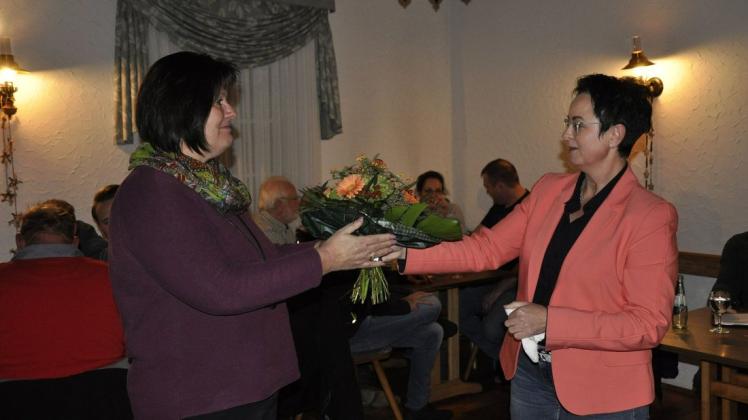 Ute Piepenhagen (links) erhält die Glückwünsche zu ihrer Wahl von Bürgermeisterin Annett Jura.