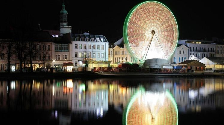 Das große Riesenrad am Südufer des Pfaffenteichs ist eines der Markenzeichen des Schweriner Weihnachtsmarktes.
