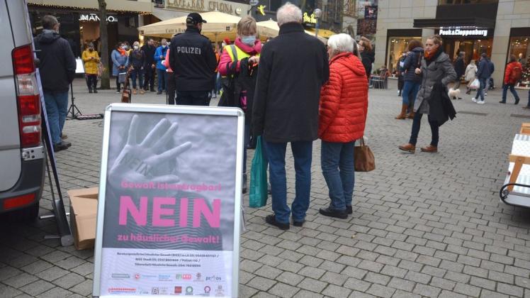 Fast eine Woche lang gibt es zum internationalen Gedenktag „Nein zu Gewalt gegen Frauen und Mädchen“ am Donnerstag, 25. November, Veranstaltungen. Die erste fand am Samstag auf dem Nicolaiort statt.
