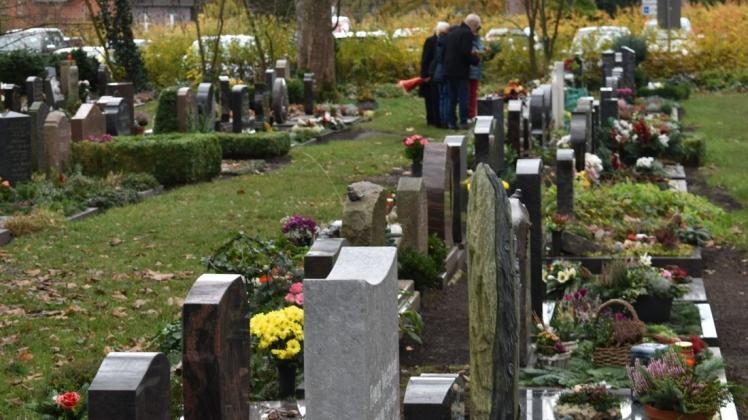 Die Gräber auf dem Alten Friedhof sind mit Tannengrün und Schmuckschalen auf den Winter vorbereitet. Viele Schweriner gedachten am Totensonntag ihrer verstorbenen Angehörigen