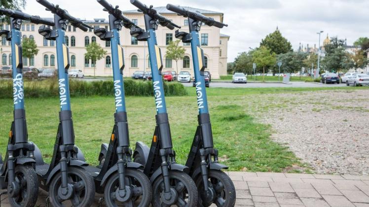 Seit zwei Monaten gehören rund 100 E-Roller zum Schweriner Stadtbild.
