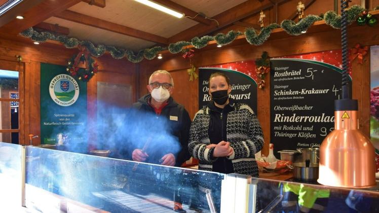 Der Grill läuft bei Herbert Schmidt und Juliane Rath schon auf Hochtouren. Sie verkaufen Bratwürste und andere Fleischspezialitäten auf dem Rostocker Weihnachtsmarkt